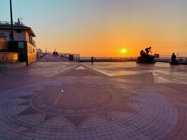 Schumacher Plaza and Kelly Statue at sunset